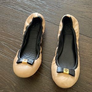 Like new Tory Burch flat in nude